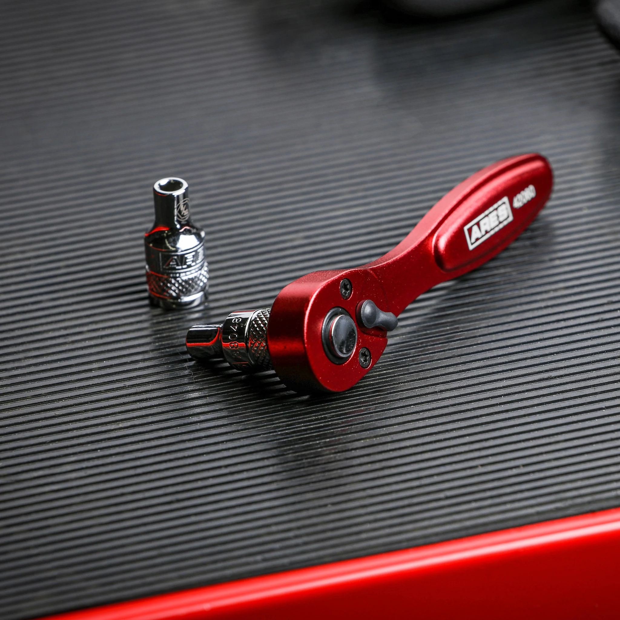 ARES 42060 - 1/4-Inch Drive 72-Tooth Anodized Aluminum Red Stubby Micro Ratchet - Image 2