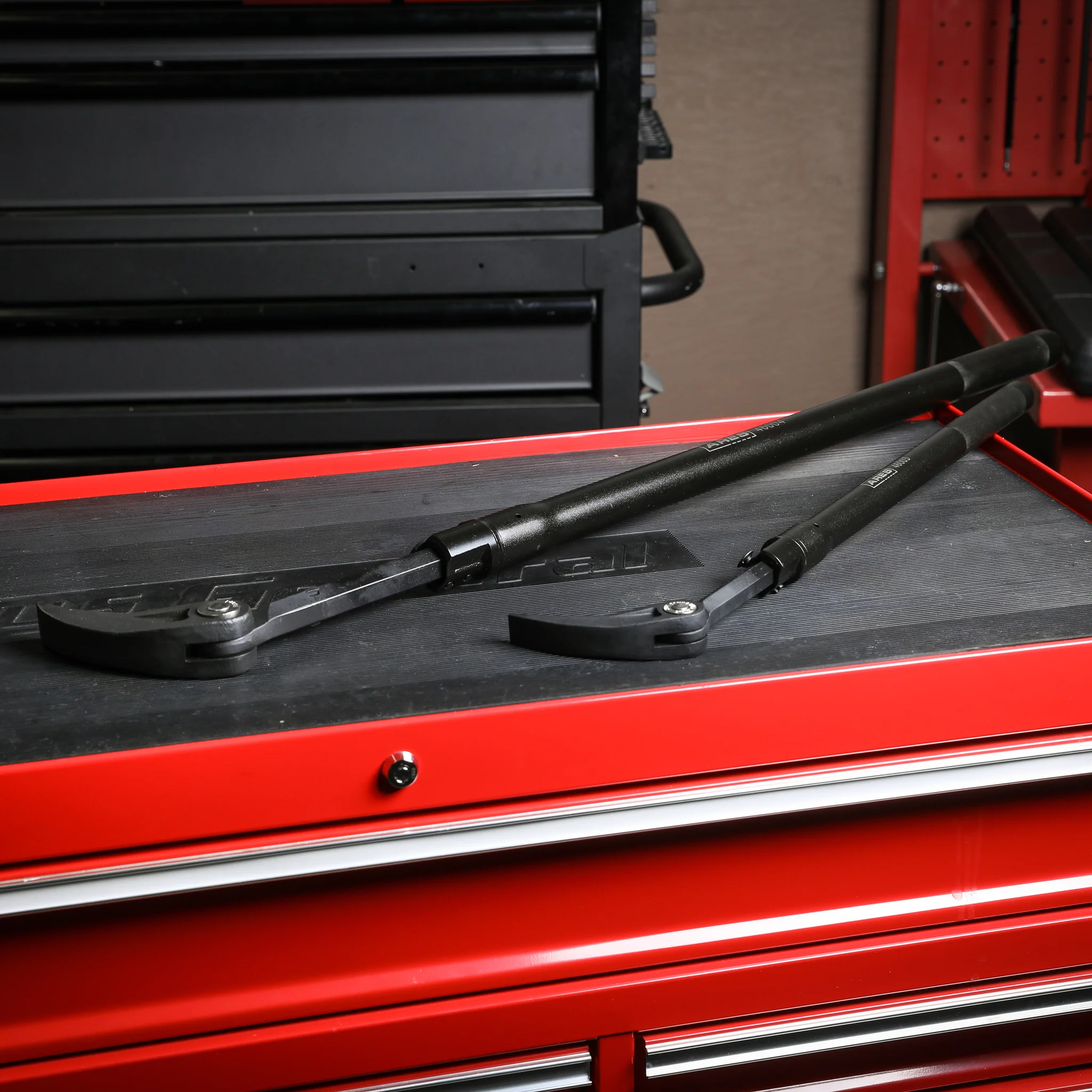 ARES 46004 - 29-Inch to 48-Inch Extendable Indexing Pry Bar - Image 2