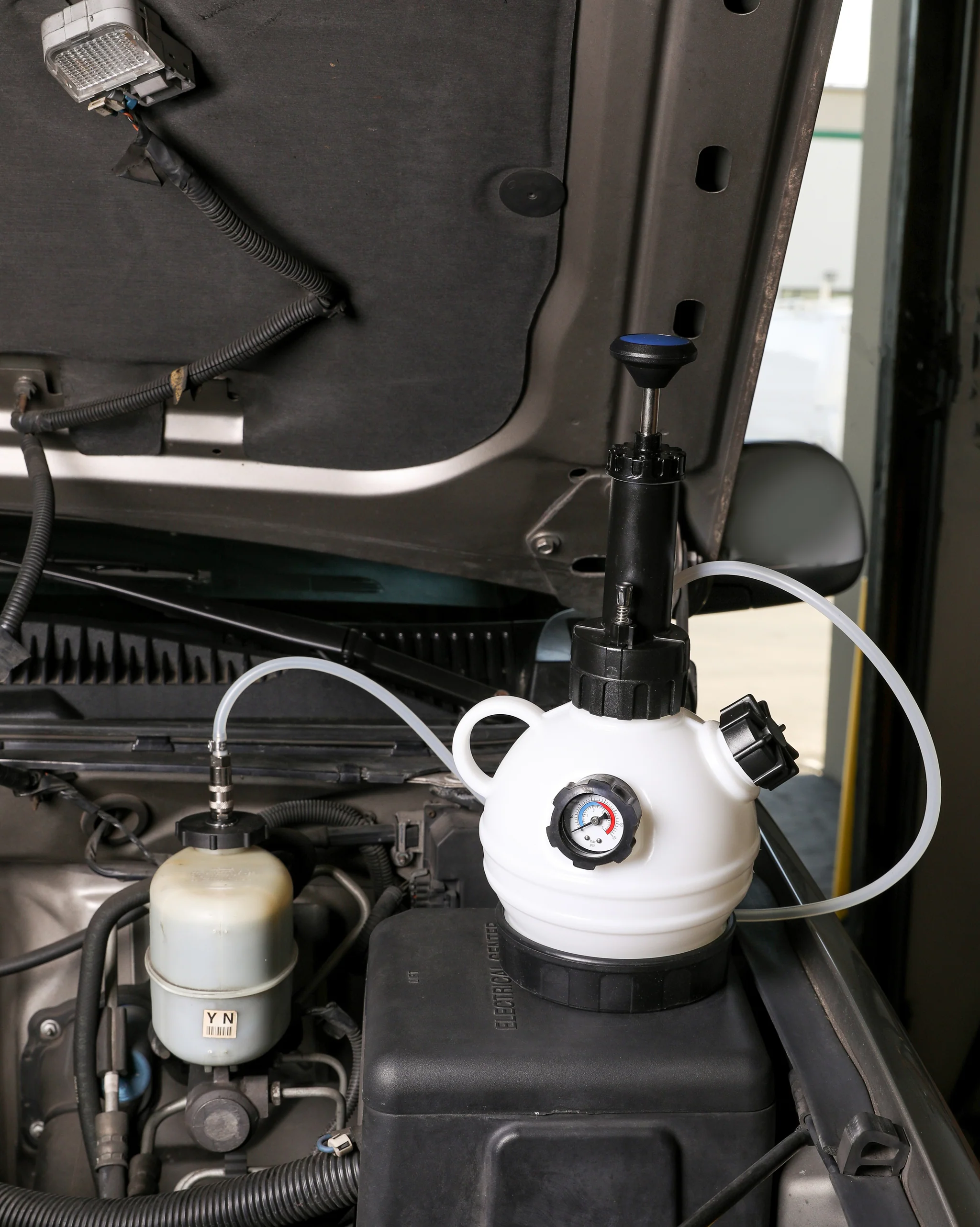ARES 70921 - 2L Manual Brake Fluid Pressure Bleeder - Image 7